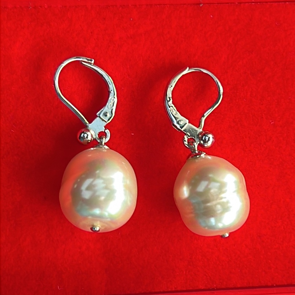 GORGEOUS classy and classic pearl earrings. A perfect combo of vintage + modern!